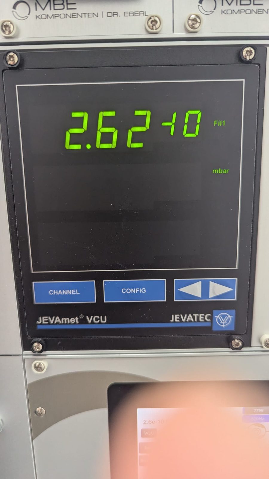 Medidor de vacío marcando 2,6·10⁻¹⁰ mbar